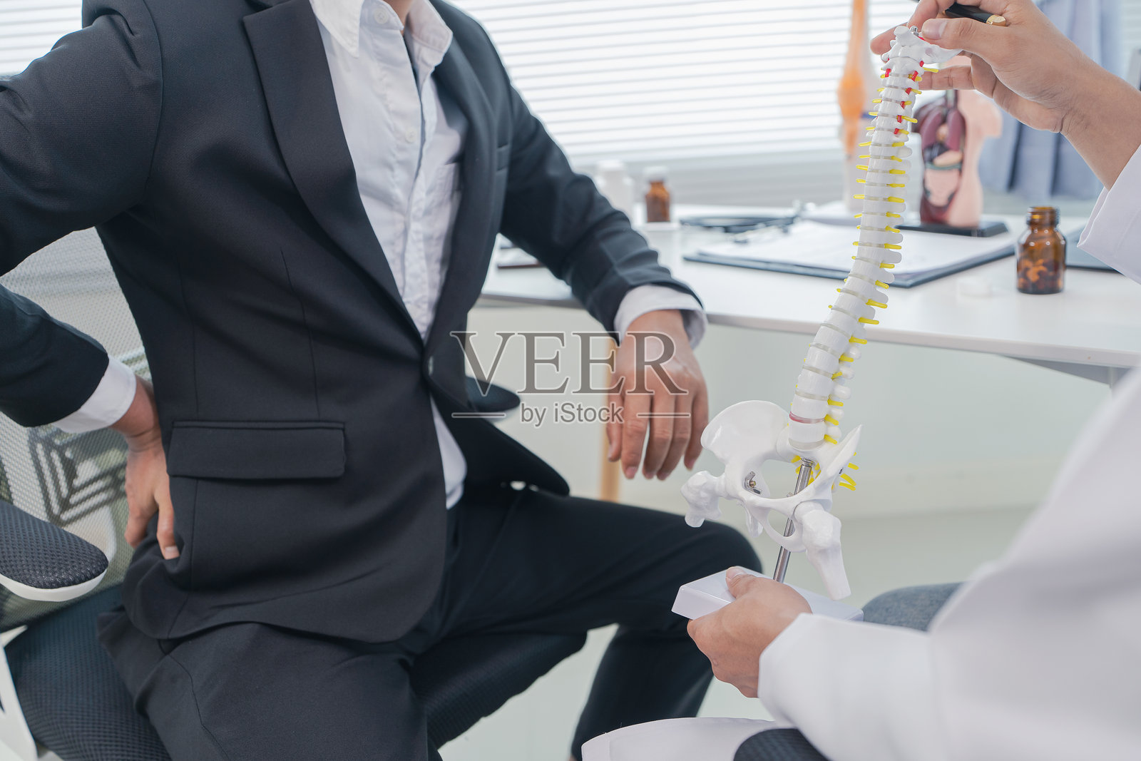 医疗、医院、医疗诊所、老年人、背痛、医生在医院听男性病人抱怨健康问题照片摄影图片