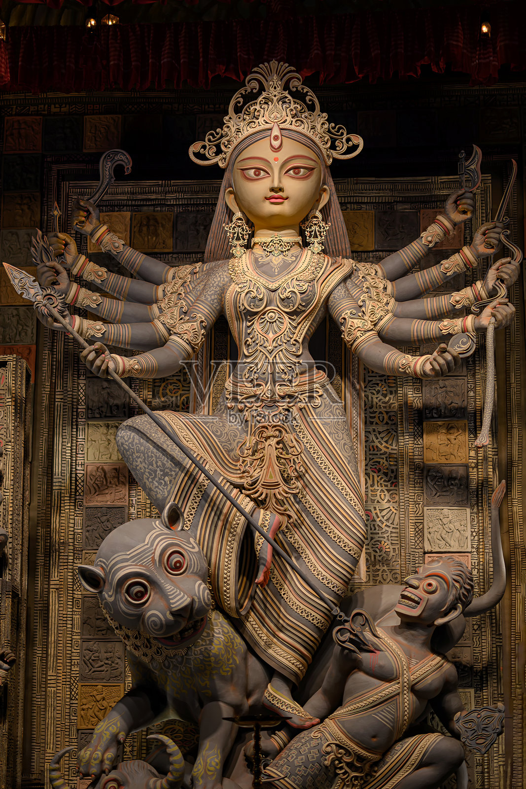 2024年10月8日，印度西孟加拉邦加尔各答的杜尔迦 पूजा 节庆期间，装饰一新的神棚里的杜尔迦女神圣像。照片摄影图片