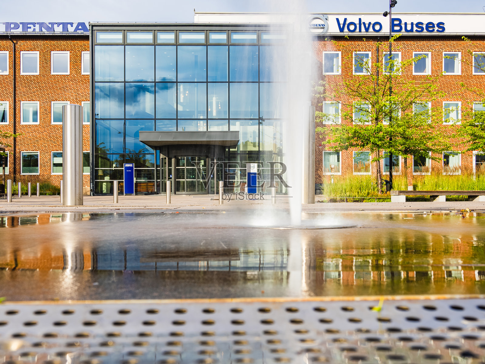 哥德堡沃尔沃喷泉入口处的沃尔沃遍达和沃尔沃客车大楼景观照片摄影图片