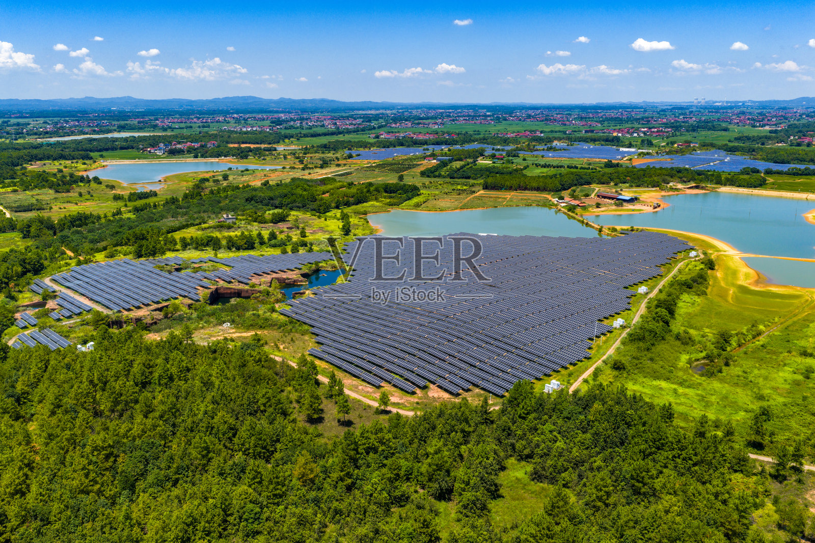 蓝天白云下的太阳能光伏发电站照片摄影图片