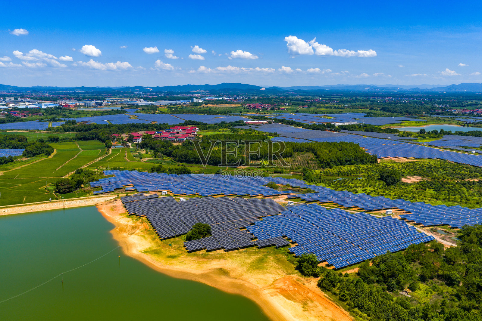 蓝天白云下的太阳能光伏发电站照片摄影图片