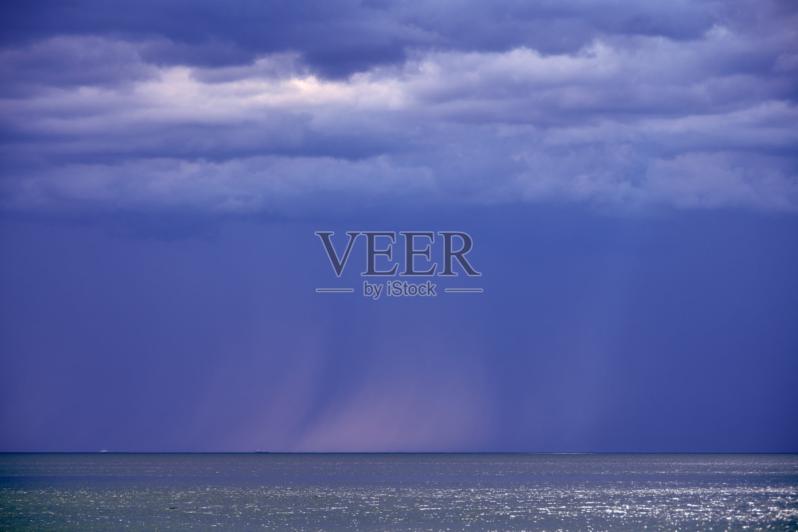 乌云密布的雷雨天气下，雄伟的波罗的海照片摄影图片