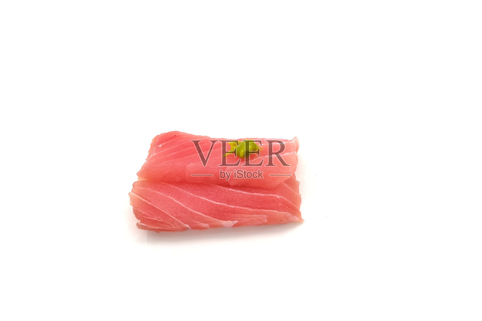 金枪鱼和芥末制作的生鱼片，背景为白色。日式食物。照片摄影图片