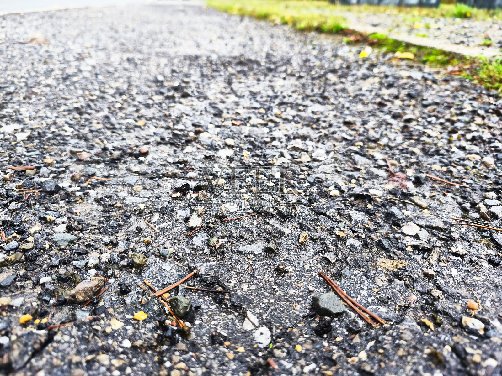 沥青路面特写，可见细小的岩石和卵石照片摄影图片