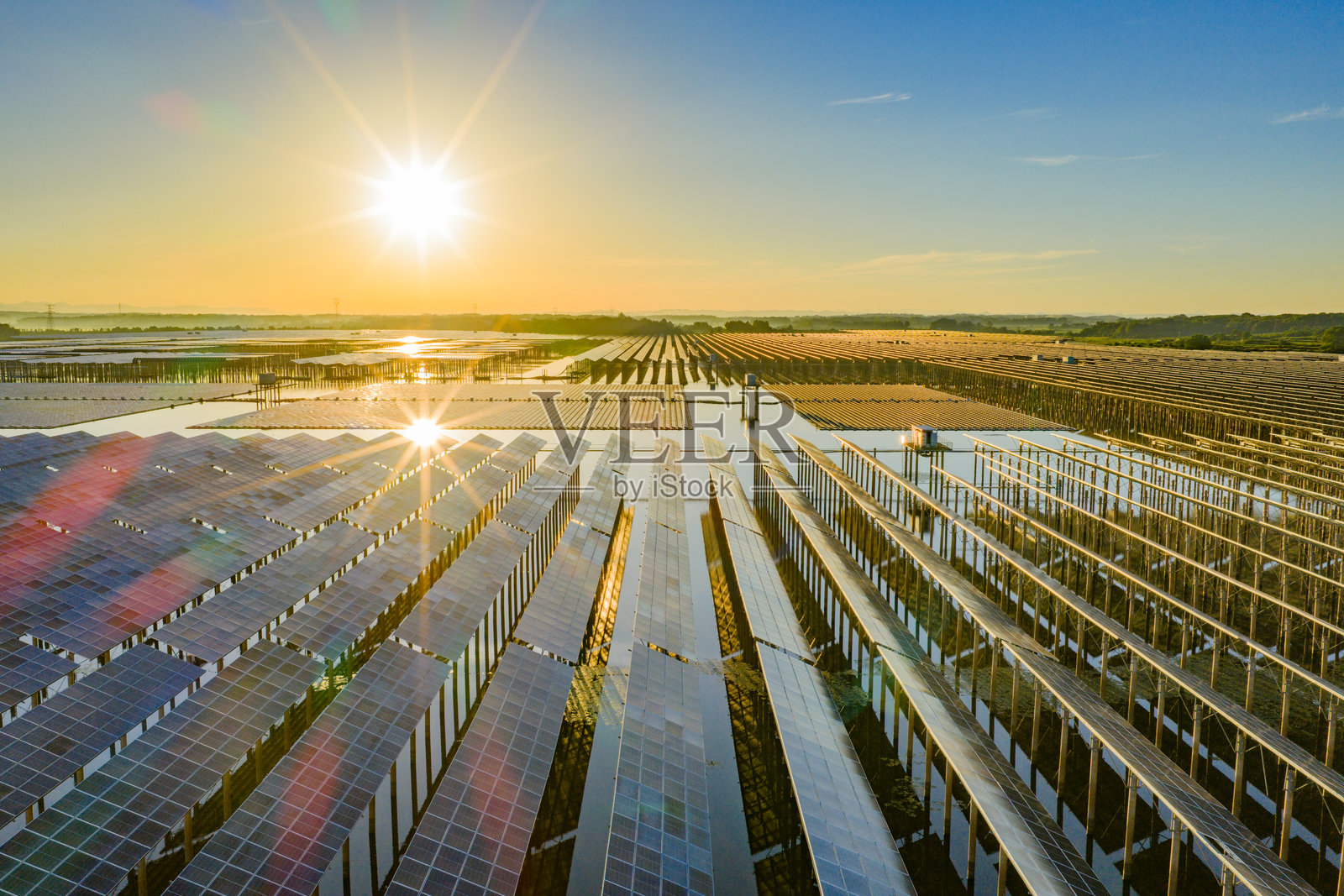 美丽的日出，太阳能光伏新能源照片摄影图片