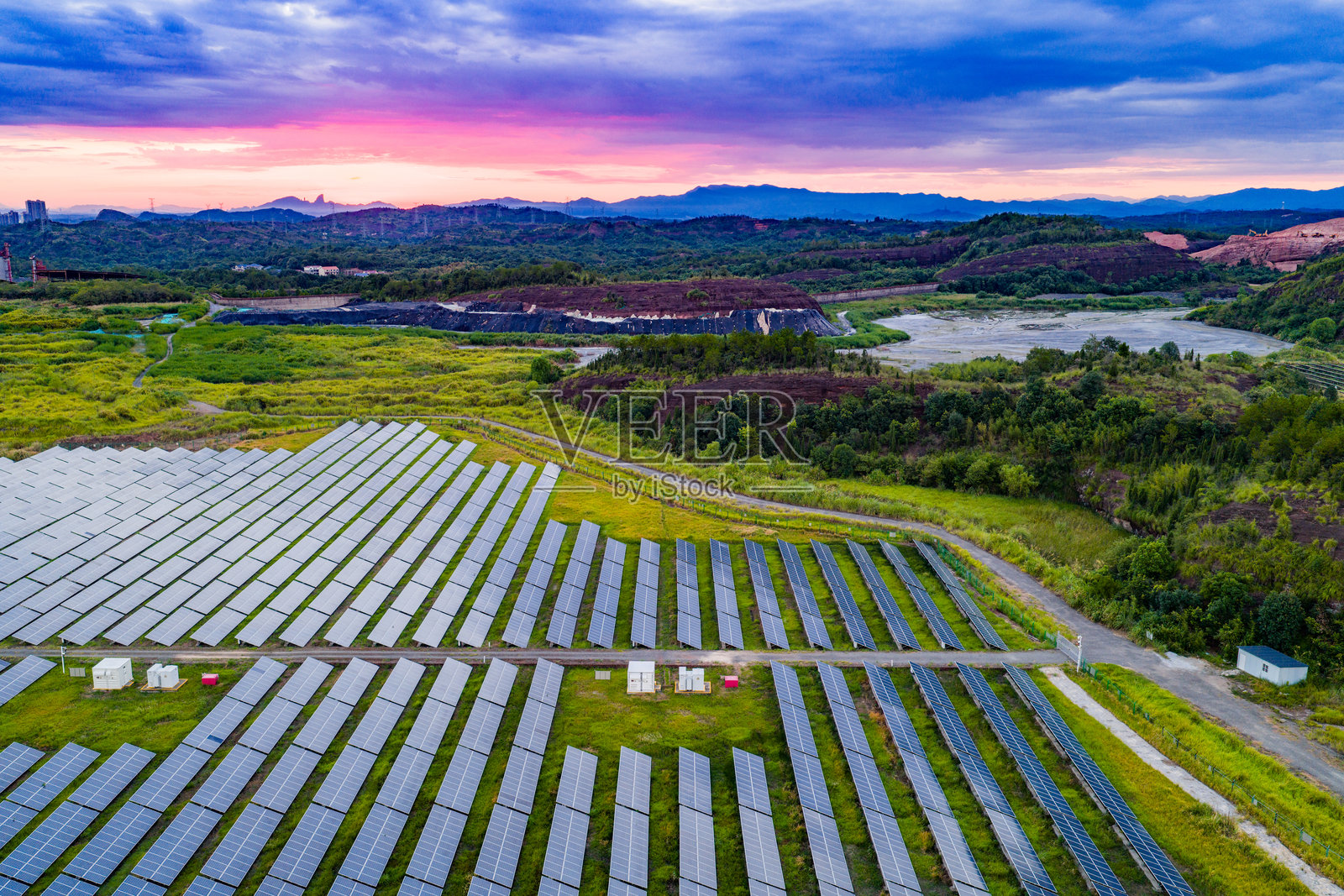 日落时分山坡上的光伏板照片摄影图片