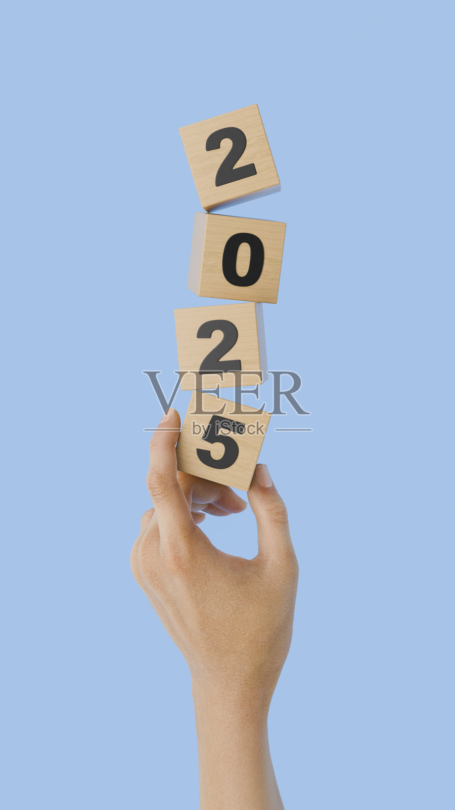 手持写有2025的木制方块照片摄影图片