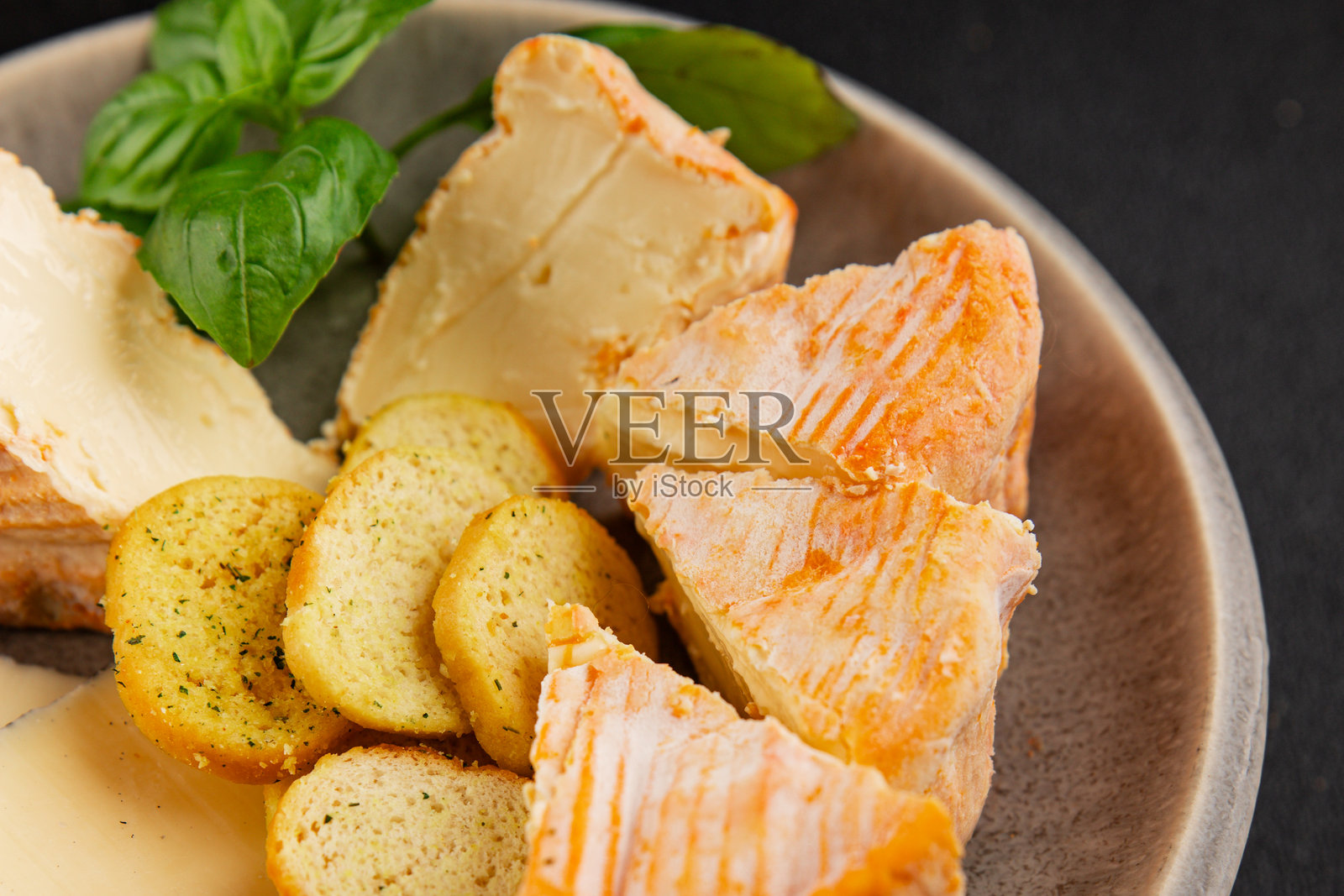 奶酪拼盘，各种奶酪，美味小吃，新鲜美味的美食，桌面俯视背景，乡村风格，留有复制空间照片摄影图片