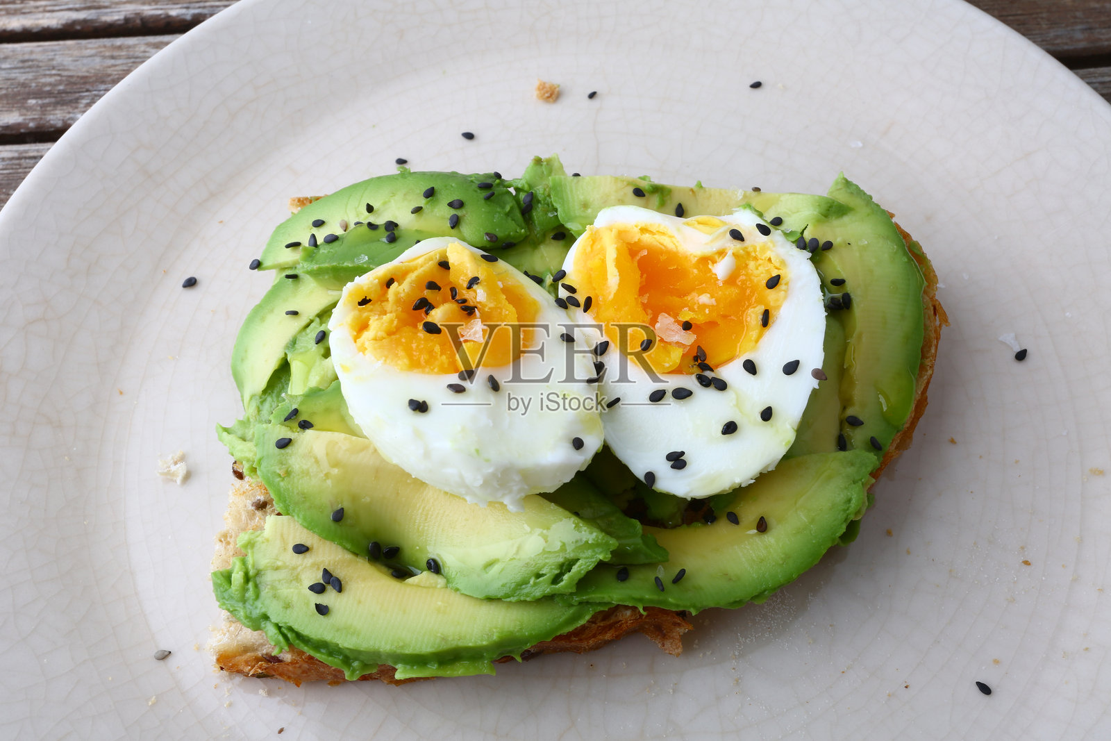煮熟的鸡蛋作为早餐菜肴照片摄影图片