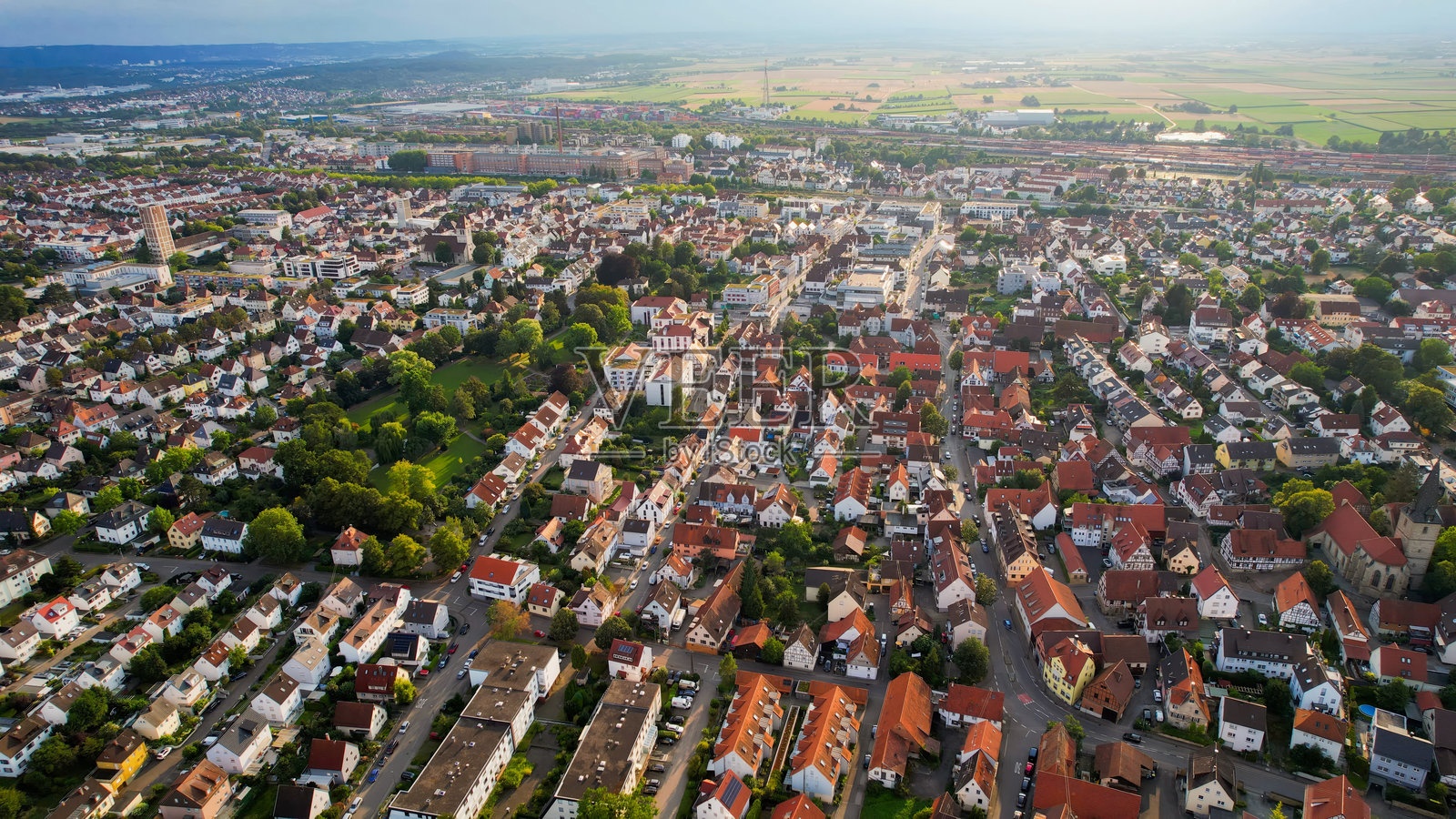 德国科恩韦斯海姆市的航拍鸟瞰图。照片摄影图片