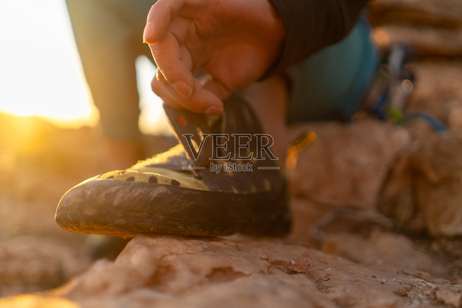 女孩在攀岩前为腿穿上特制的攀岩鞋照片摄影图片