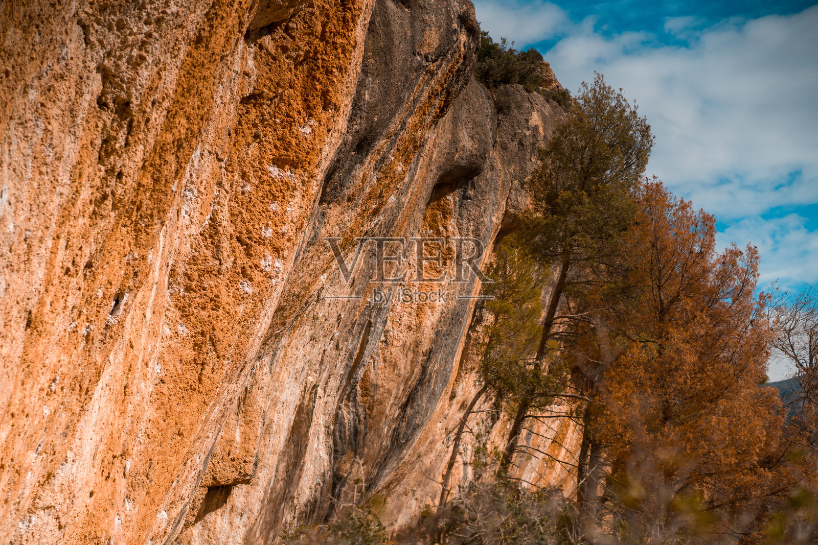崎岖的黄红色山峦间一条美丽的小路照片摄影图片