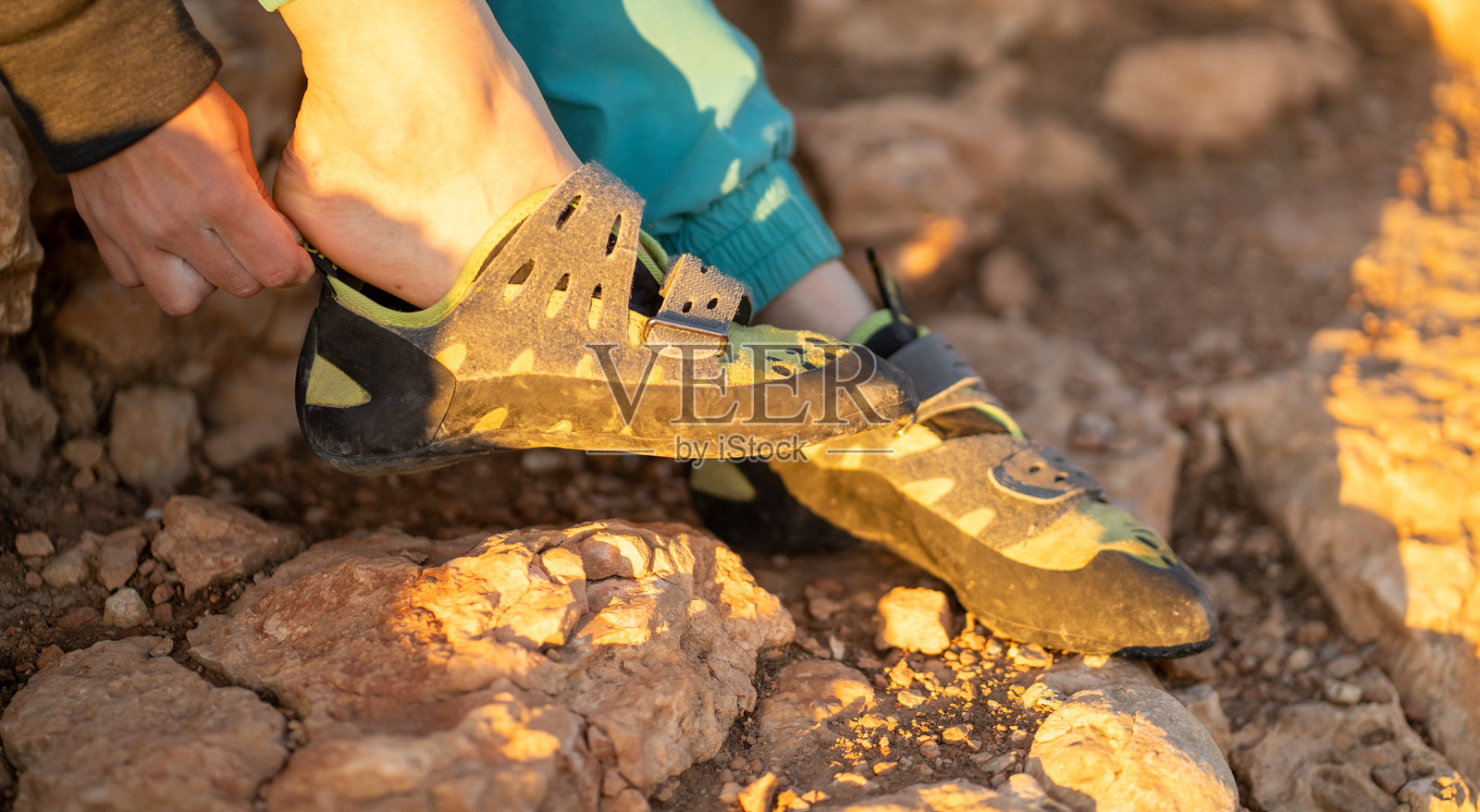 女孩穿着攀岩鞋，特写镜头照片摄影图片