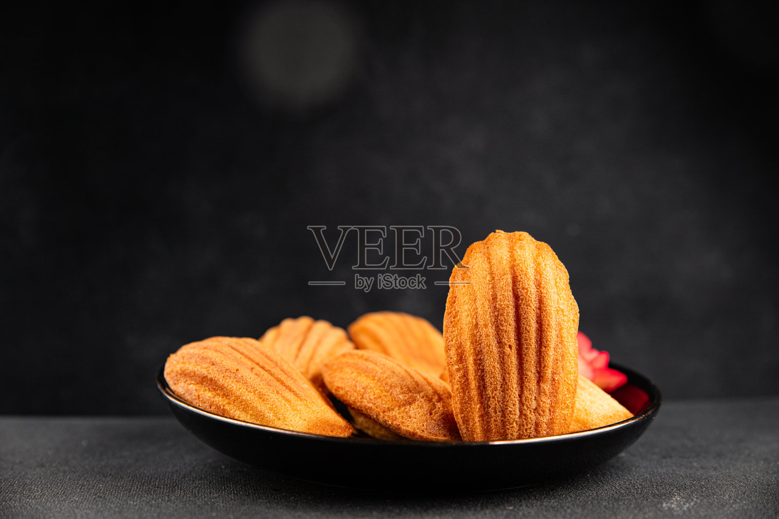 玛德琳小蛋糕，香甜可口的法式传统甜点，美味小吃，新鲜诱人，美食背景，摆放在桌上，乡村风格，俯视视角，留有空白空间照片摄影图片