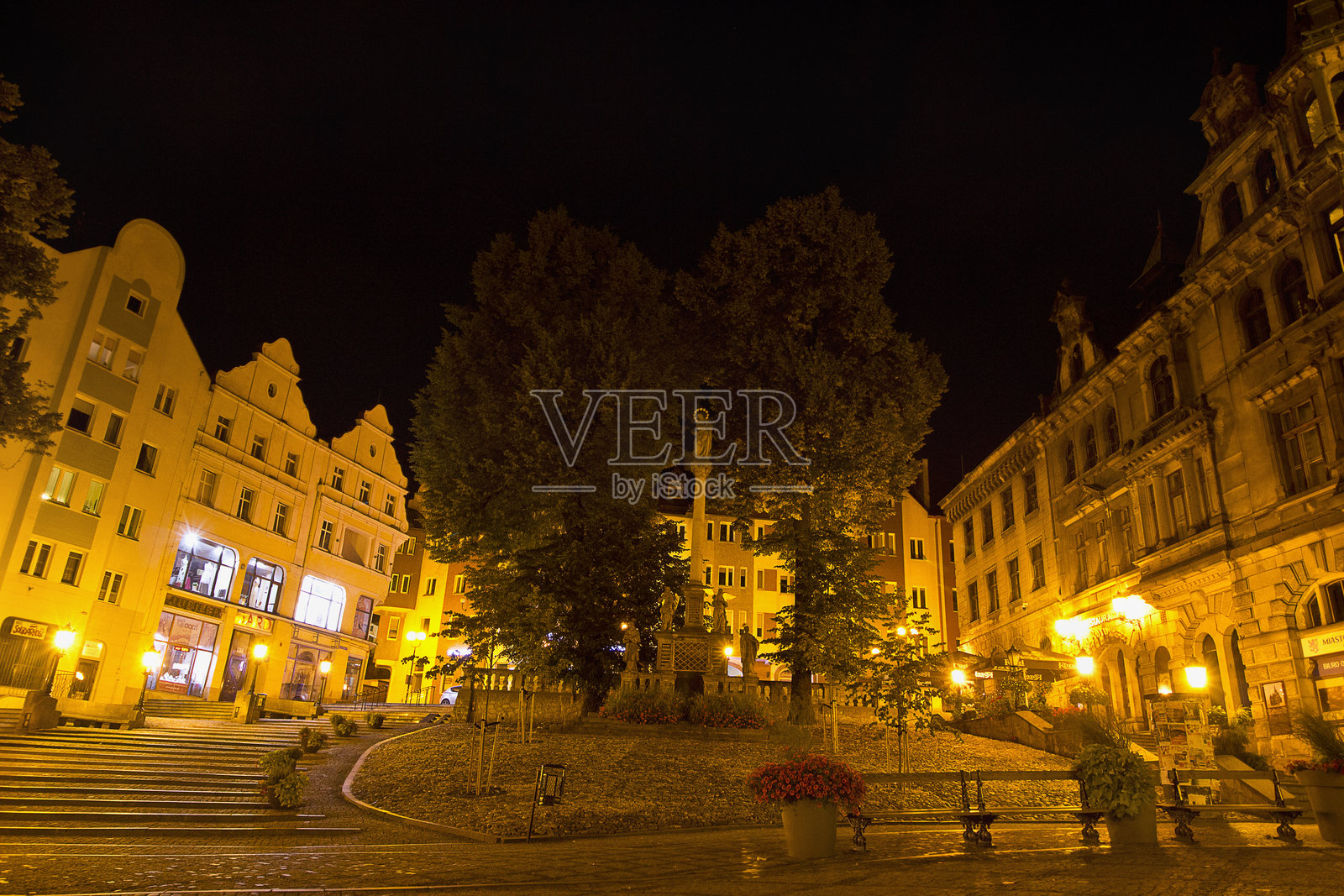 老城区夜晚的街道照片摄影图片