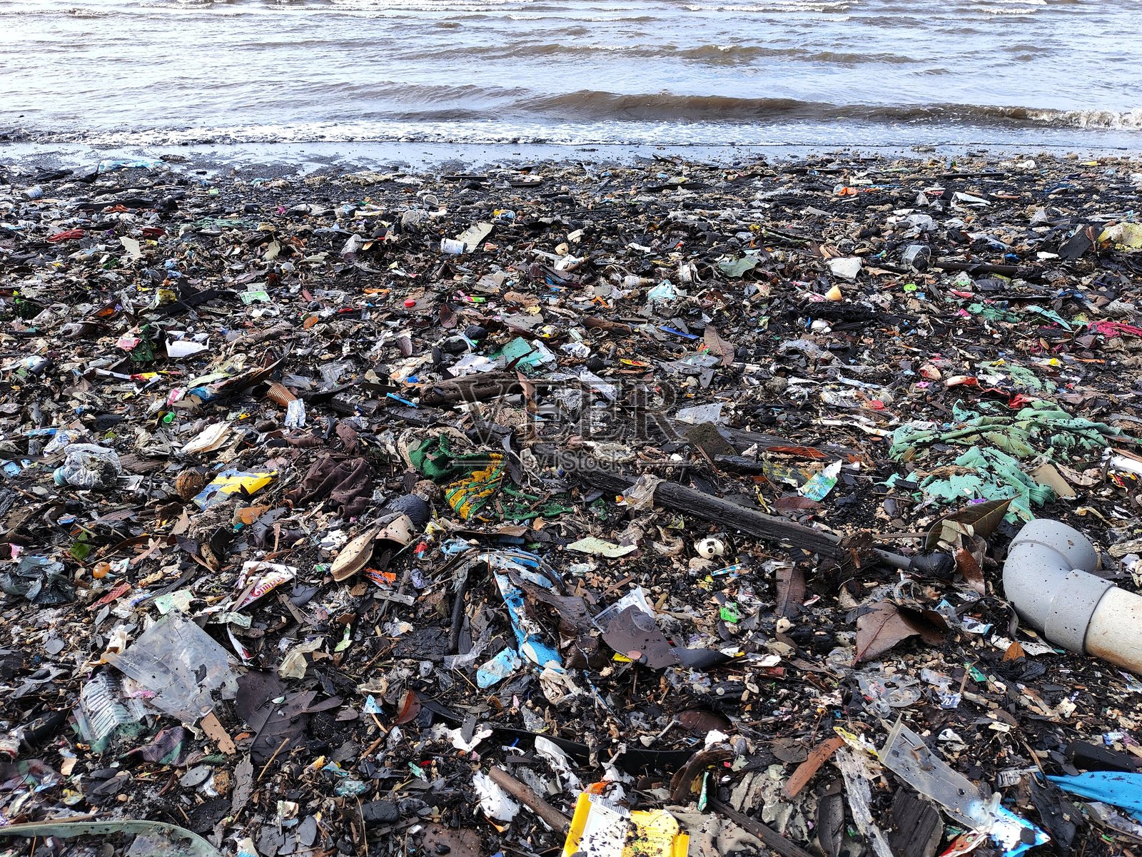 低视角拍摄的严重污染的海滩照片摄影图片