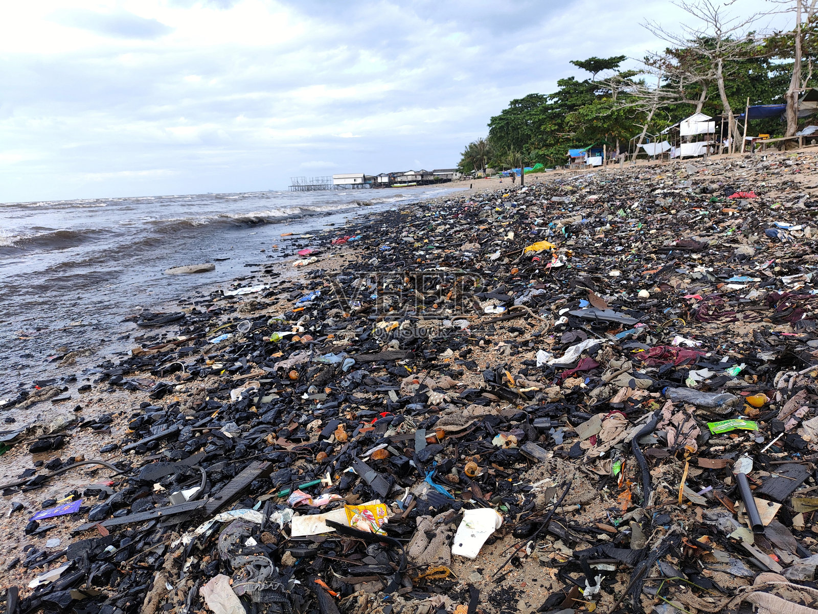 从低角度拍摄的严重污染的海滩照片摄影图片