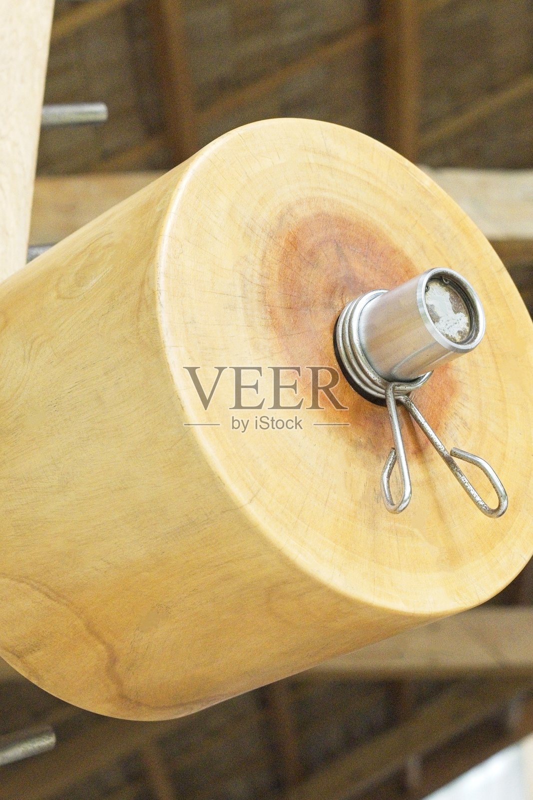 带金属锁的固定木制滚轮照片摄影图片