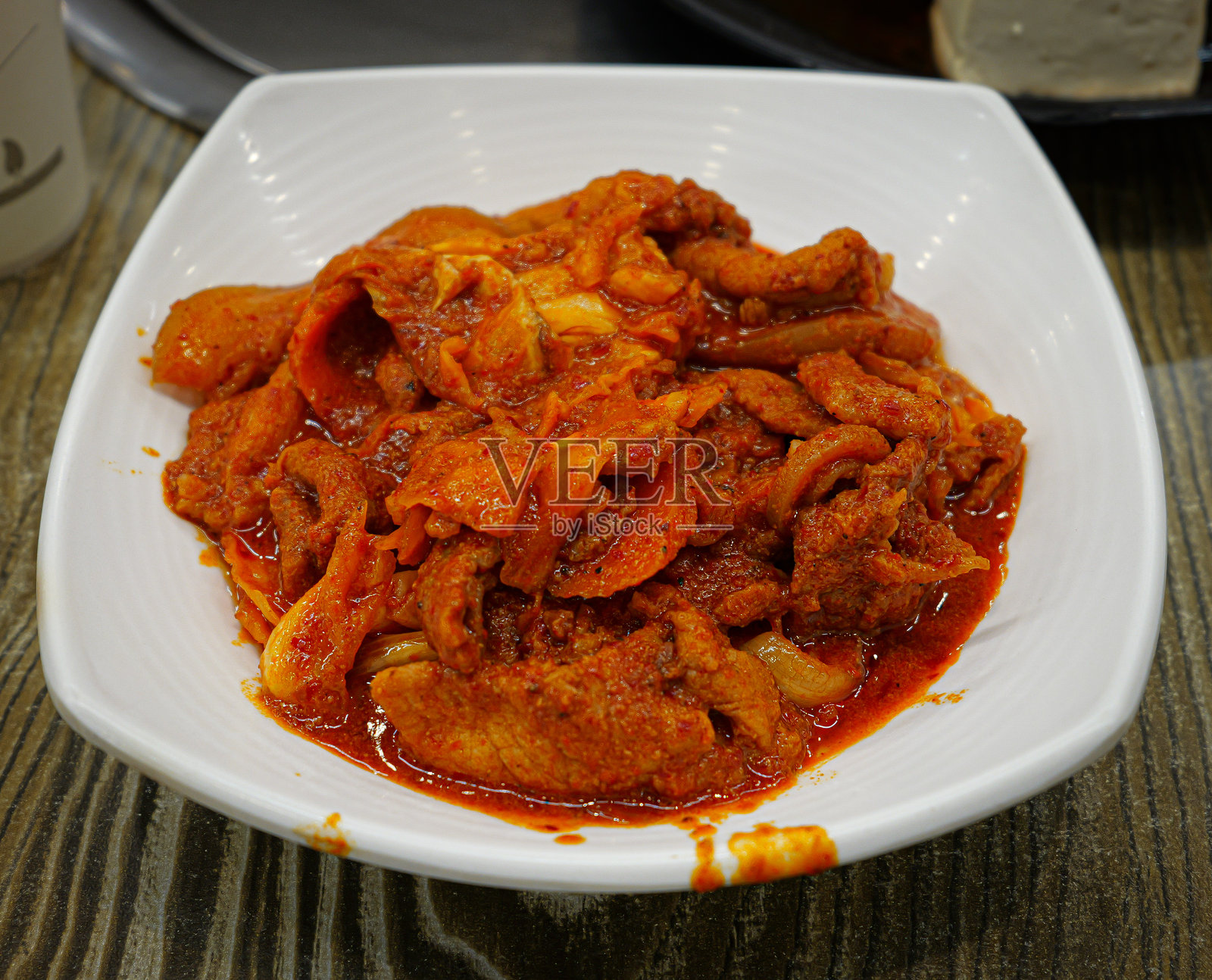 济州岛餐厅里的香辣炒猪肉晚餐。照片摄影图片