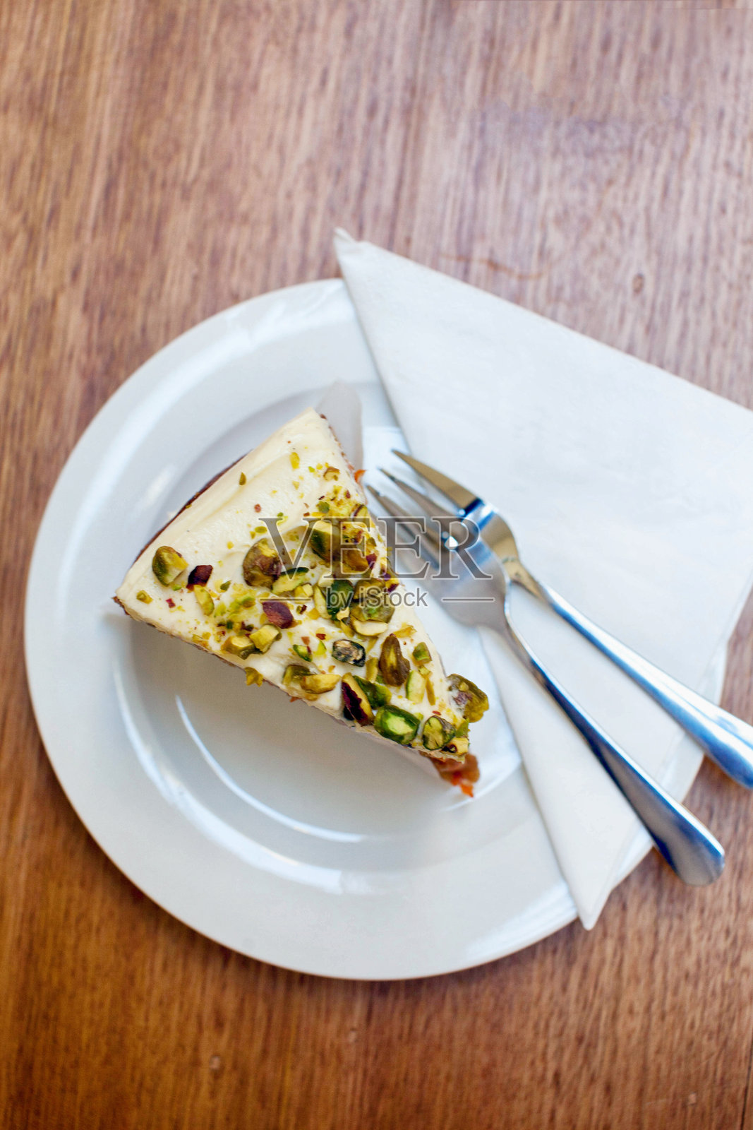 上面撒有开心果碎的美味蛋糕片照片摄影图片