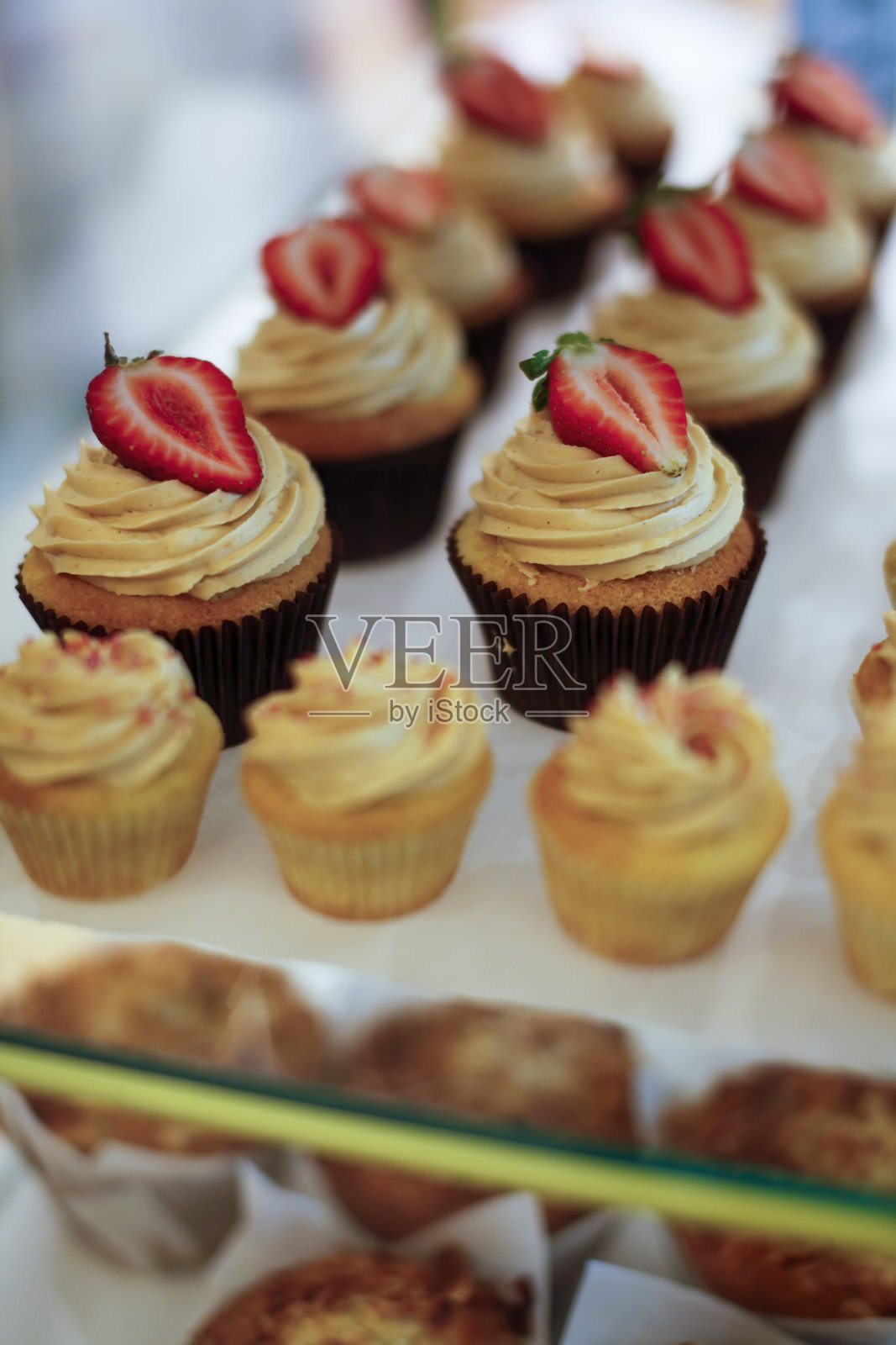 展示的美味草莓纸杯蛋糕照片摄影图片