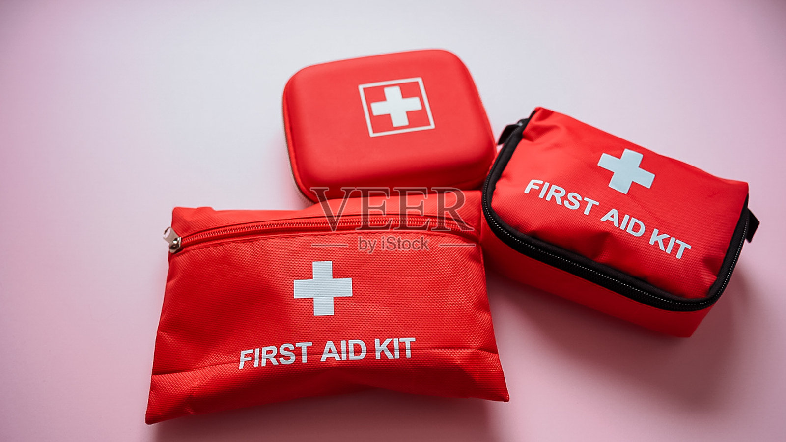 三个醒目地摆放着的红色急救箱，上面清晰地标有白色十字，以便在可能发生的紧急情况下能快速取用并立即准备就绪照片摄影图片