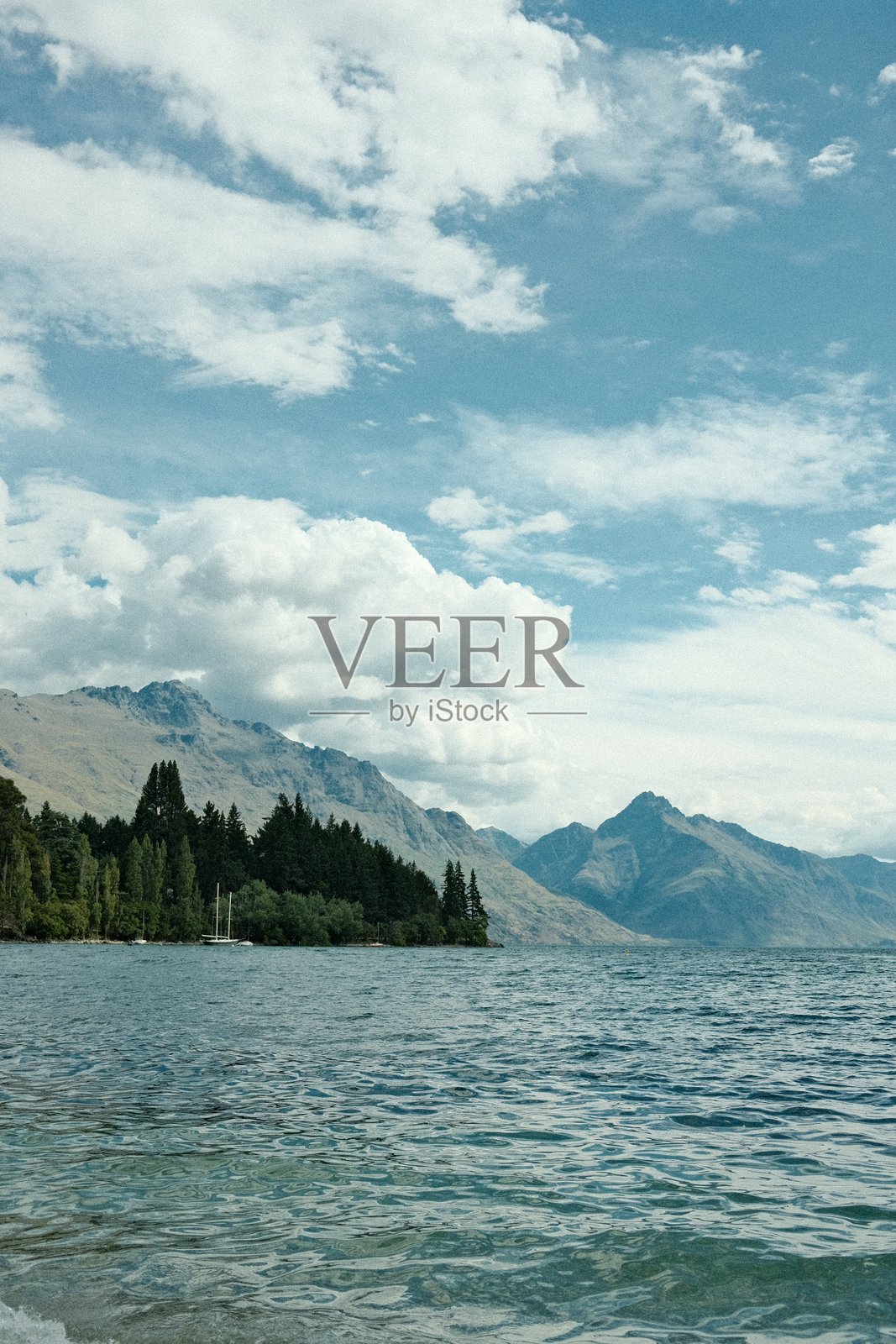 瓦卡蒂普湖的山景照片摄影图片