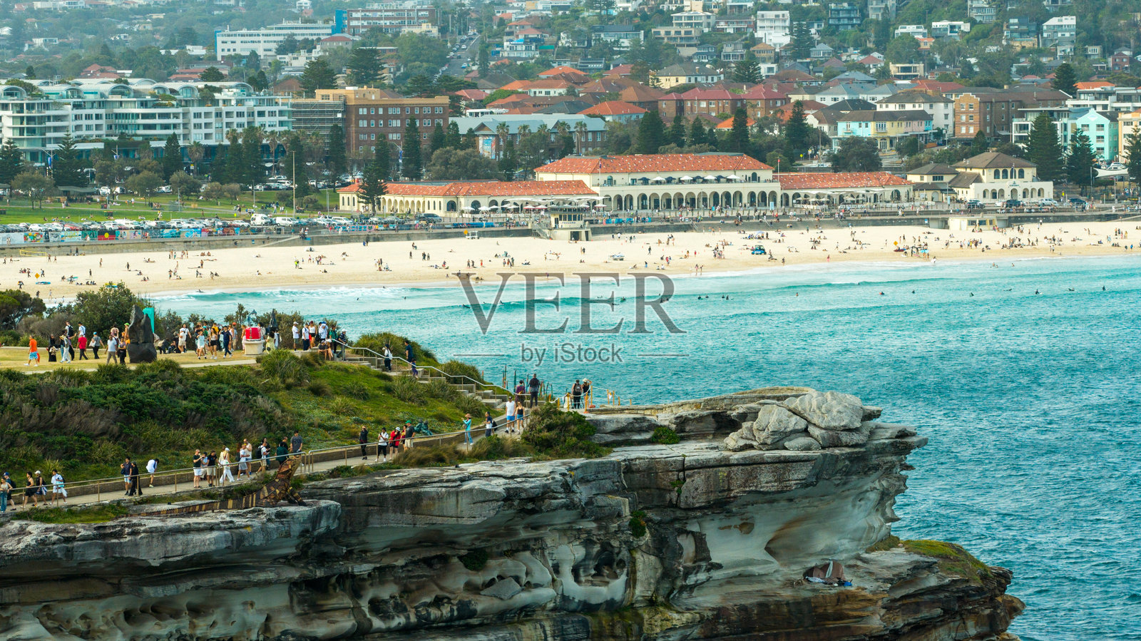 漫步邦迪至塔玛拉马海岸线，参加2025年海边雕塑展照片摄影图片