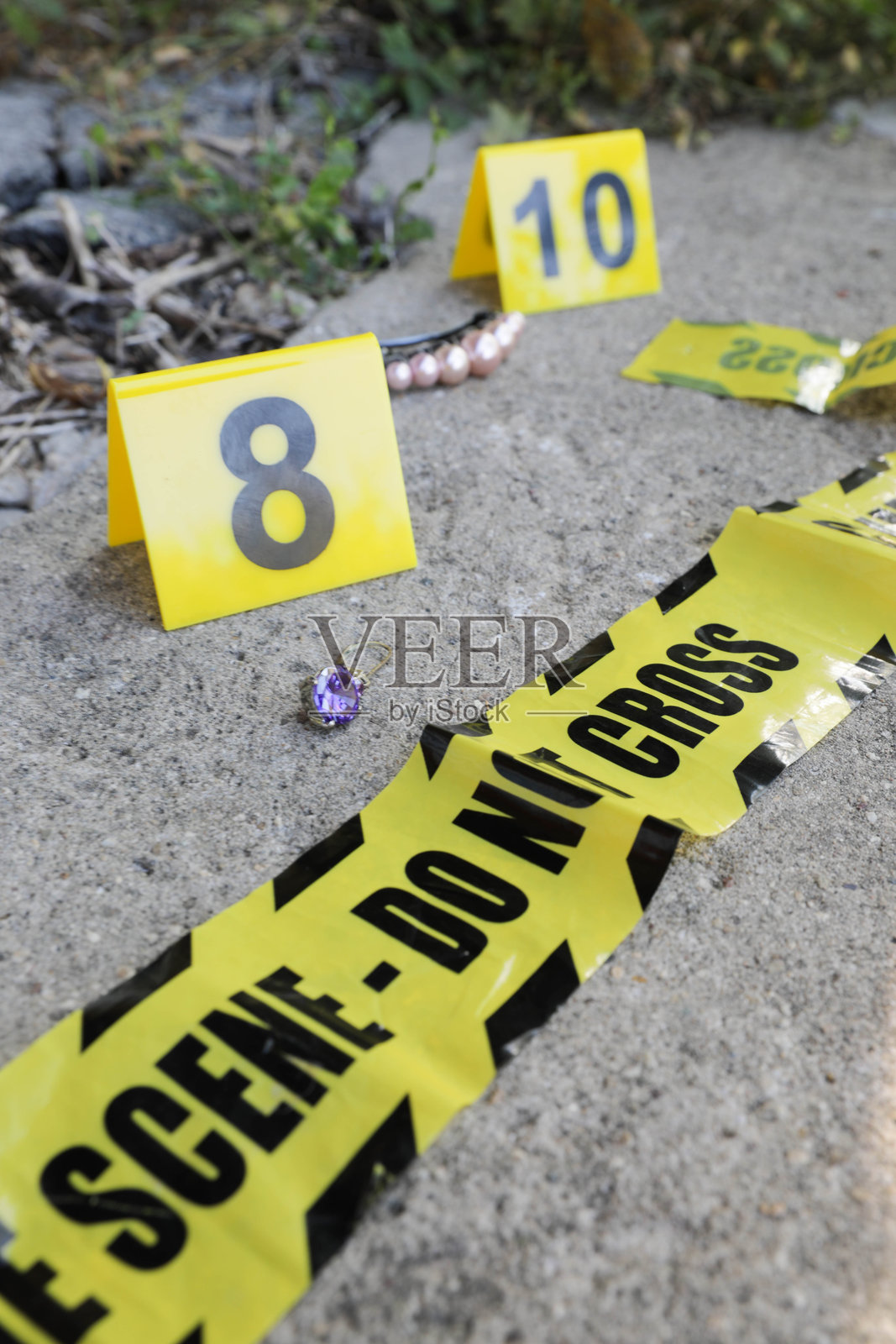 在犯罪现场搜集证据照片摄影图片