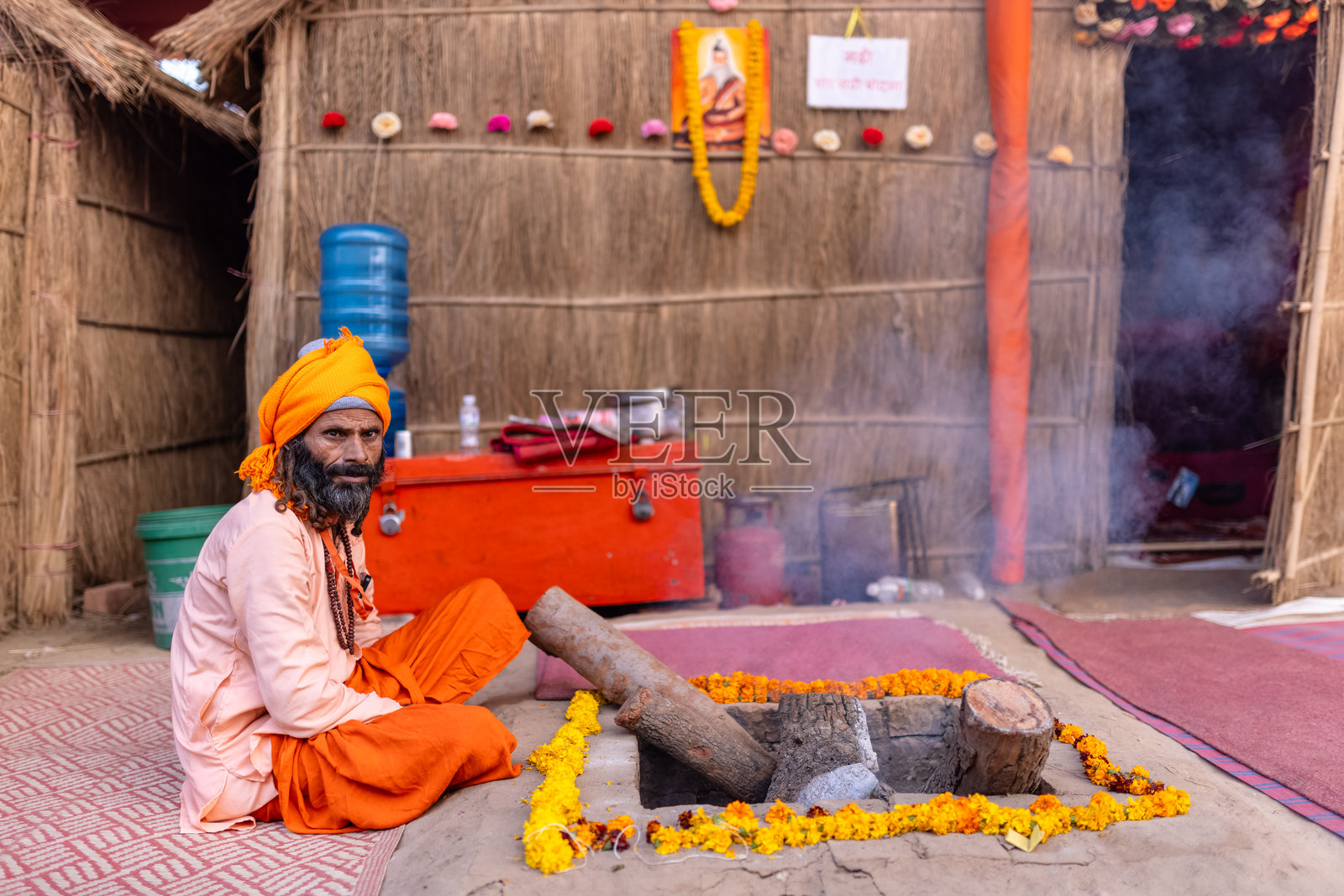 参加大壶节的圣洁的男性苦行僧照片摄影图片