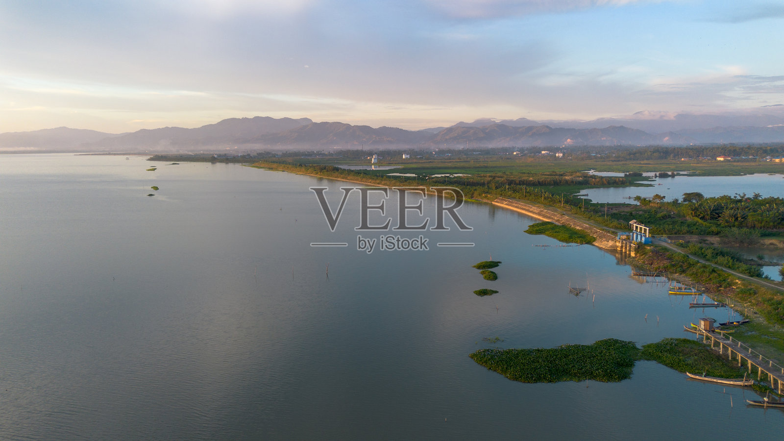 日出时湖泊的鸟瞰图照片摄影图片