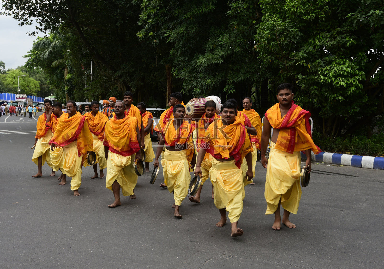一群孟加拉民间音乐家在城市街道上。照片摄影图片