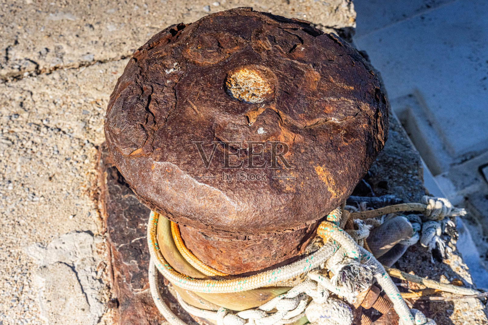 老码头生锈的船泊柱和绳索照片摄影图片