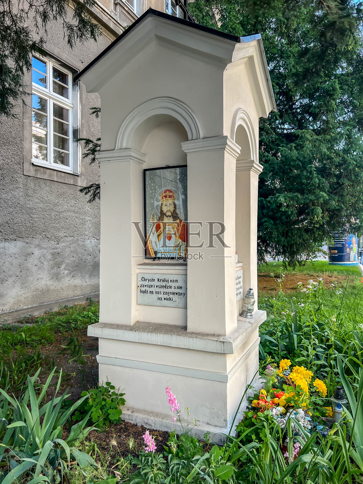 一座小型圣母玛利亚小教堂（也供奉基督君王）坐落在克拉科夫大街，毗邻波兰国家铁路公司（PKP）总部大楼。照片摄影图片