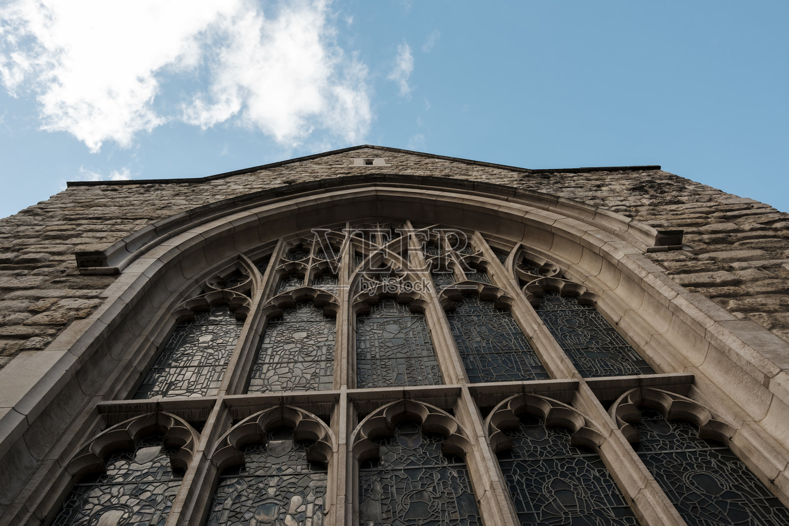 哥特式教堂建筑，设有精美的彩色玻璃窗照片摄影图片