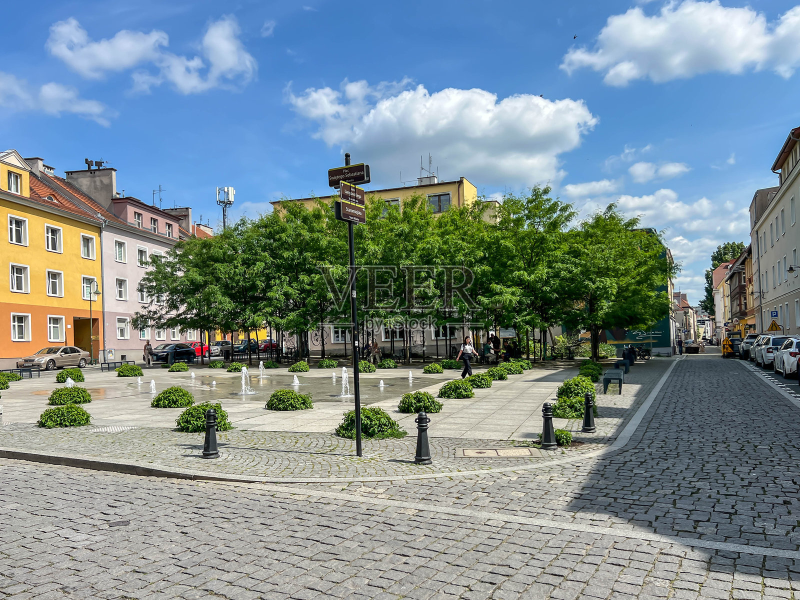 波兰奥波莱圣塞巴斯蒂安广场的喷泉照片摄影图片
