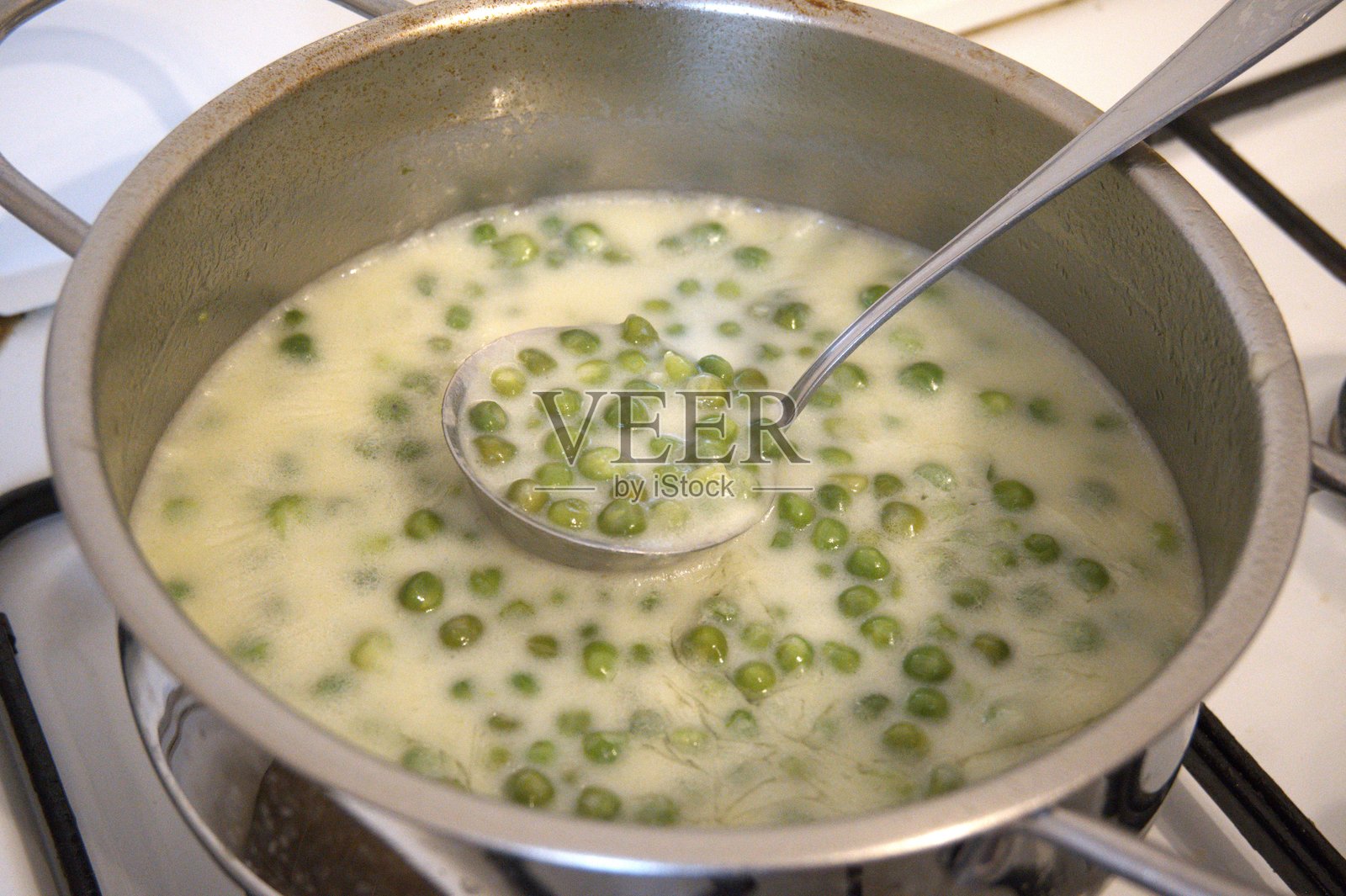 绿豌豆炖菜盛放在锅中，配有勺子，特写，匈牙利家常菜照片摄影图片