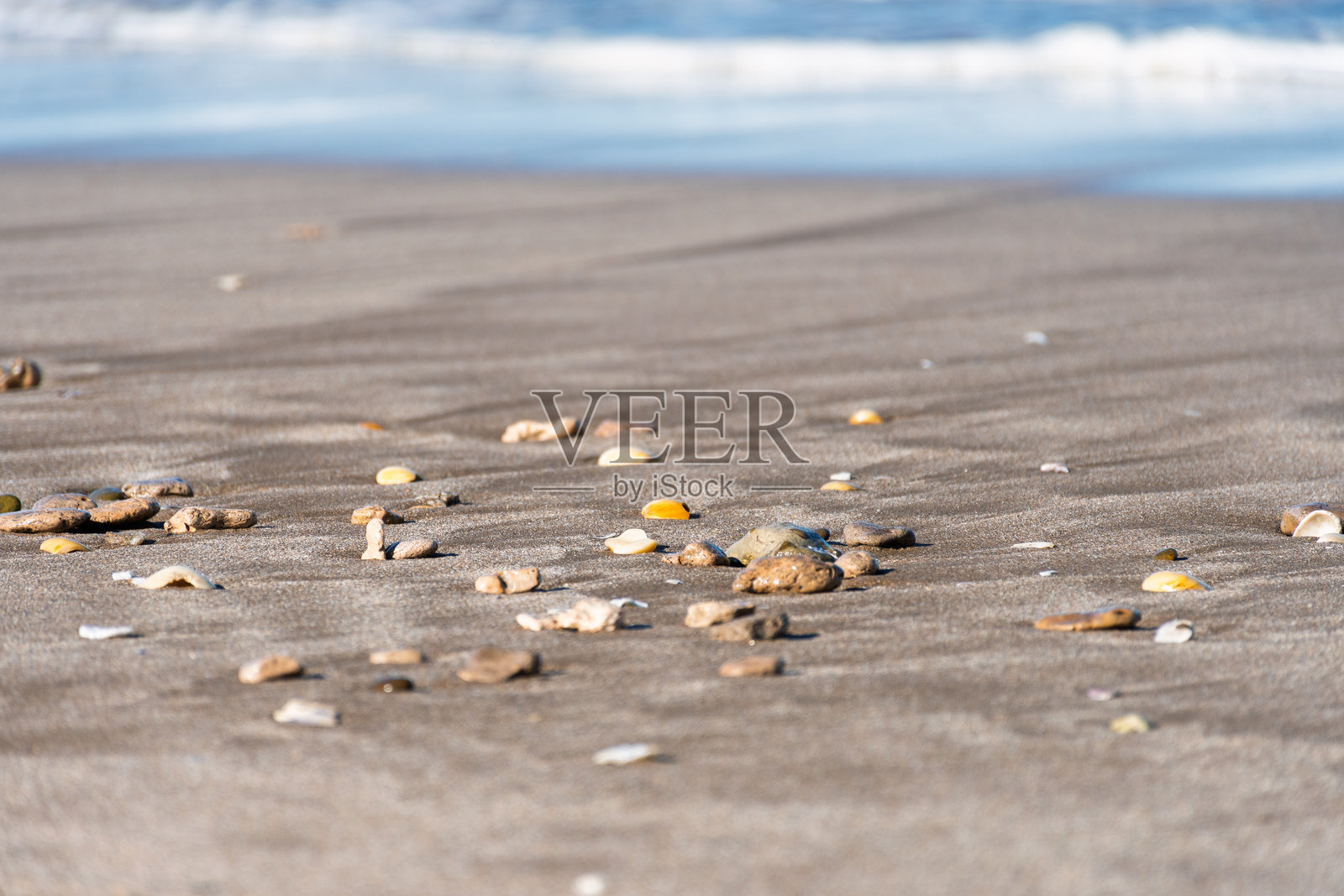 海边的石质沙滩。照片摄影图片