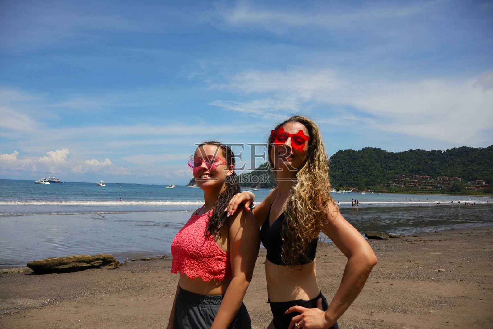 无忧无虑的女孩享受海风照片摄影图片