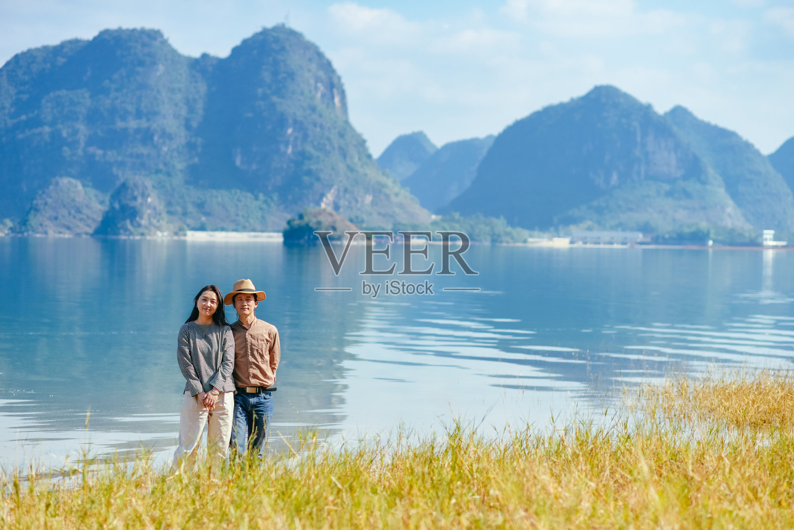 一对亚洲夫妇在中国广西百色市的://// 湖畔旅行照片摄影图片