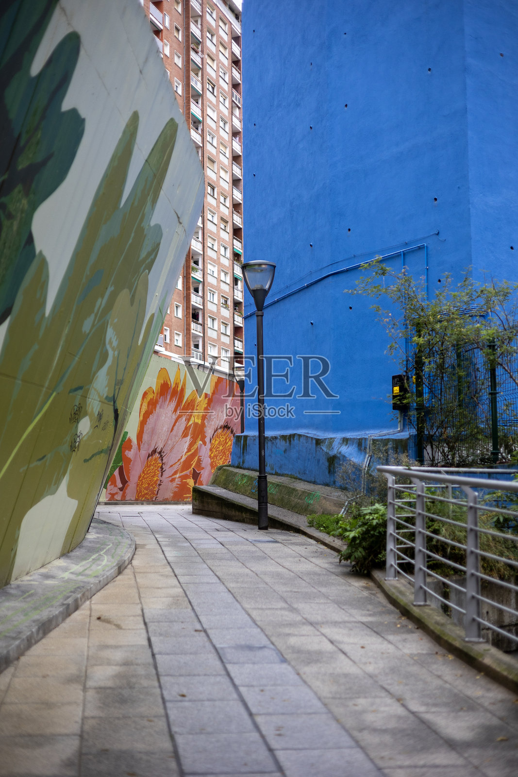 乌里瓦里和马蒂科街区之间的人行道,装饰着色彩鲜艳的公共壁画和街头艺术。照片摄影图片