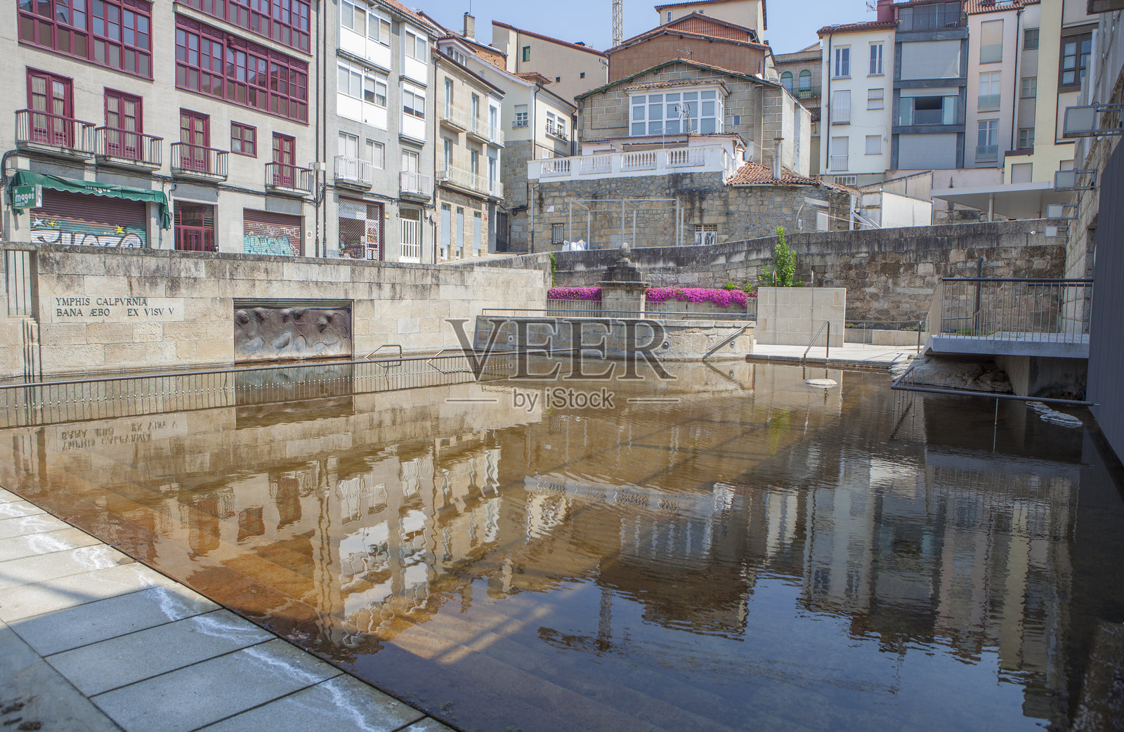 奥伦塞市中心历史悠久的布尔加斯温泉照片摄影图片