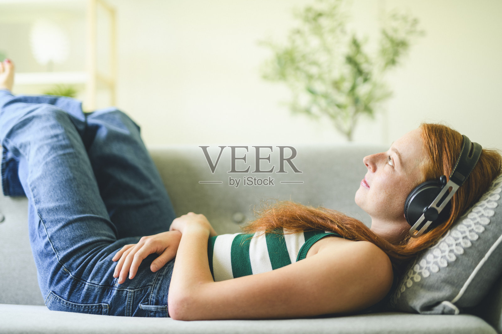 年轻貌美的女子在家中客厅听音乐肖像照片摄影图片