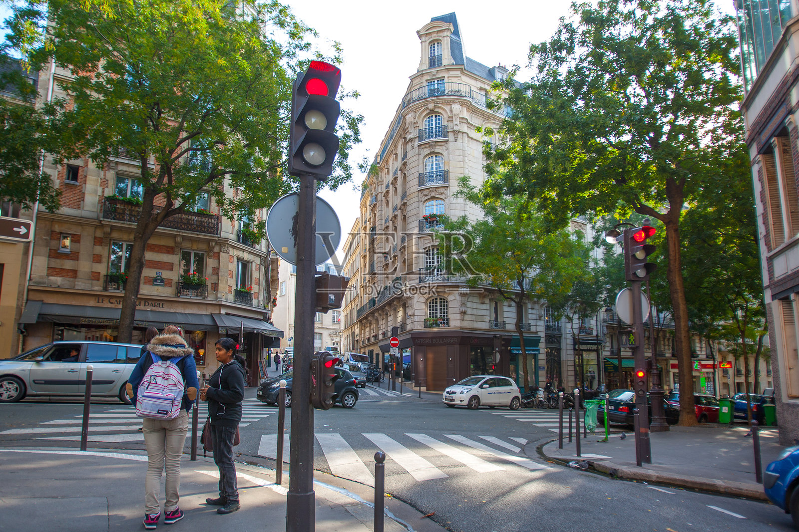 位于卡尔兰库尔街和图尔拉克街拐角处的经典奥斯曼式住宅楼，带有阳台，坐落在巴黎第18区。照片摄影图片