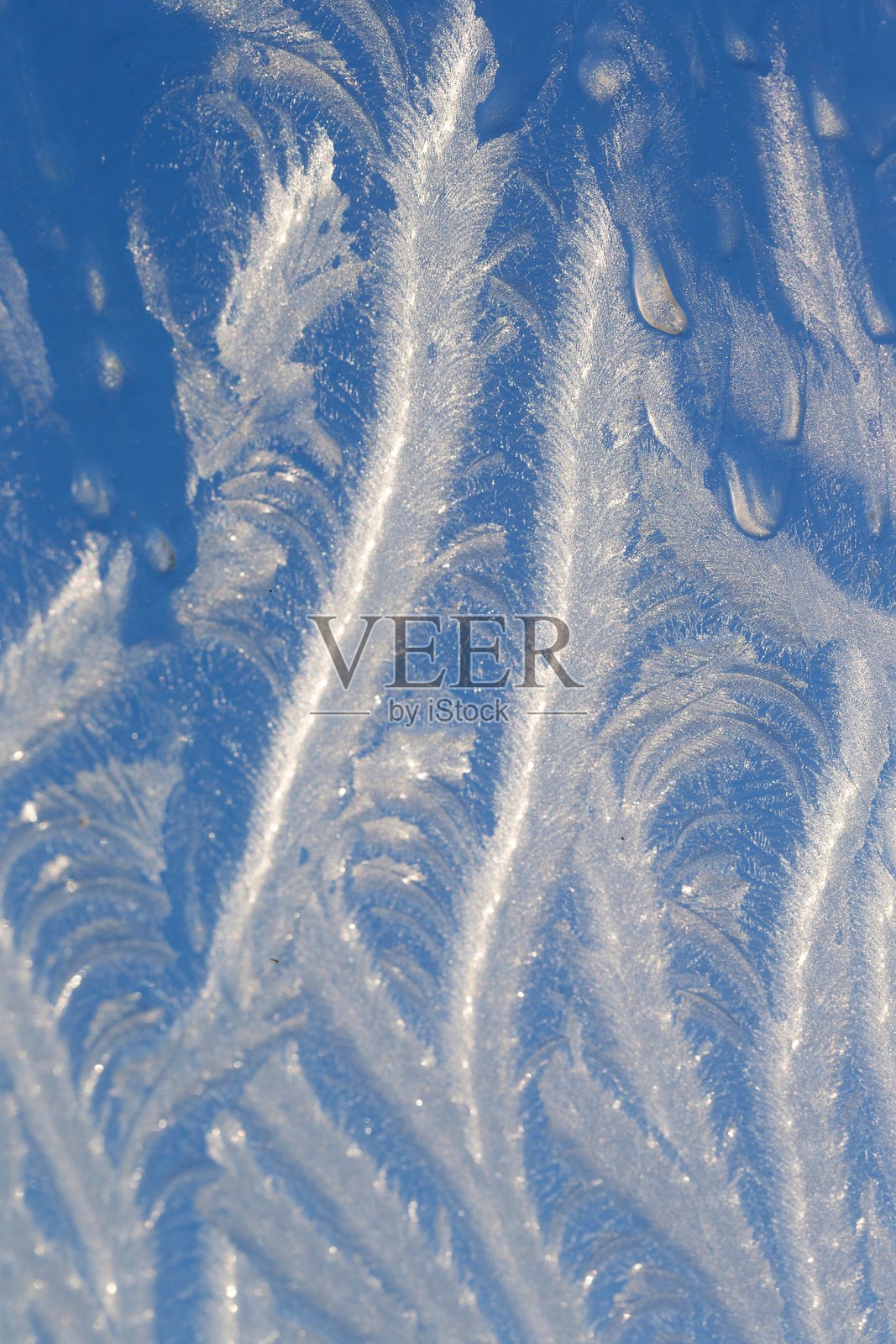 冬季结冰的窗户。霜冻形成了各种图案。照片摄影图片