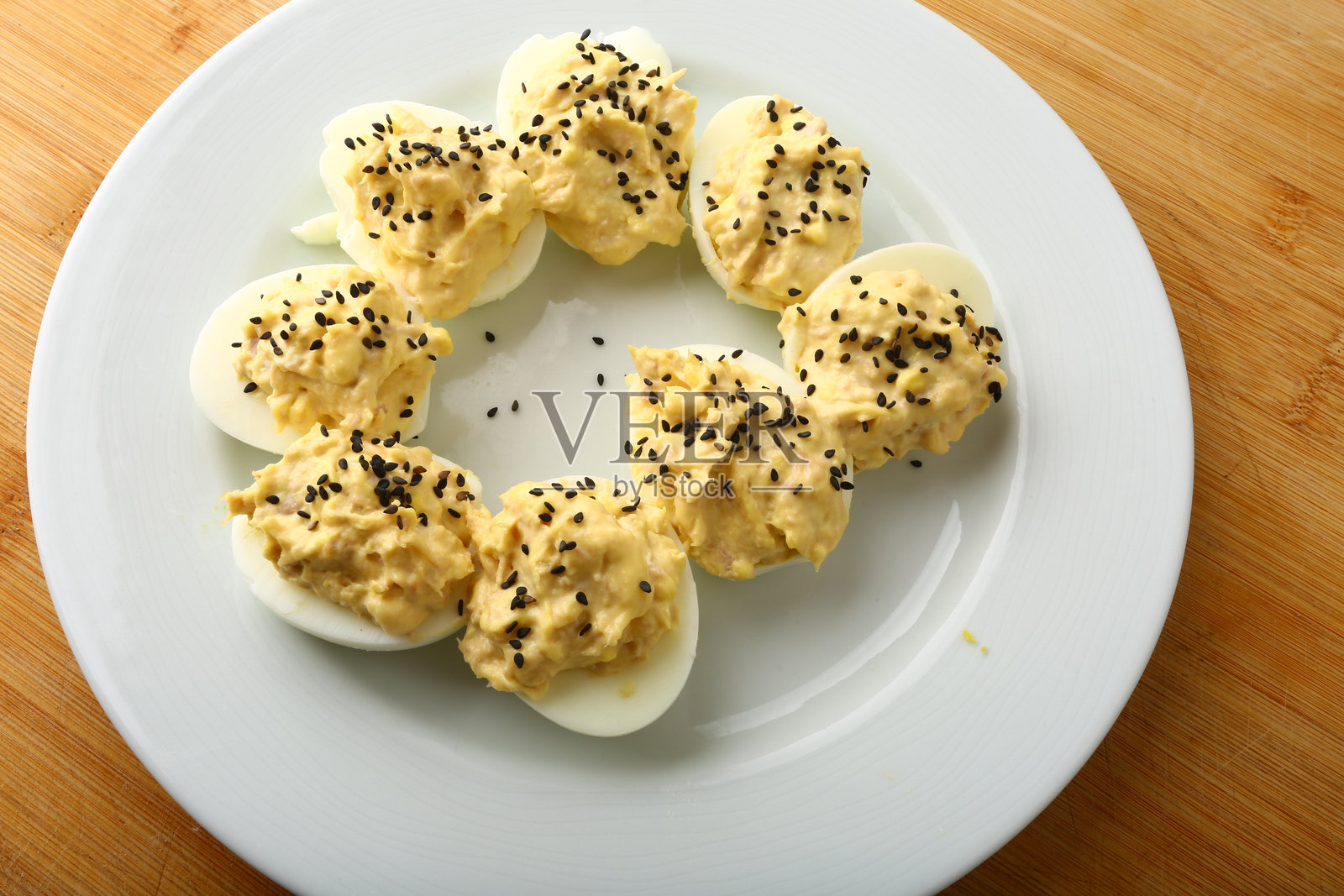 鸡蛋作为富含胆固醇的蛋白质食物照片摄影图片