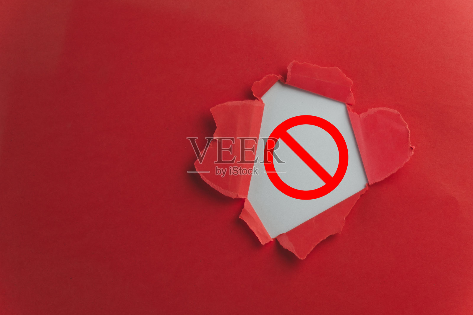 重要警告：撕裂的红纸中显现的感叹号警示图标照片摄影图片