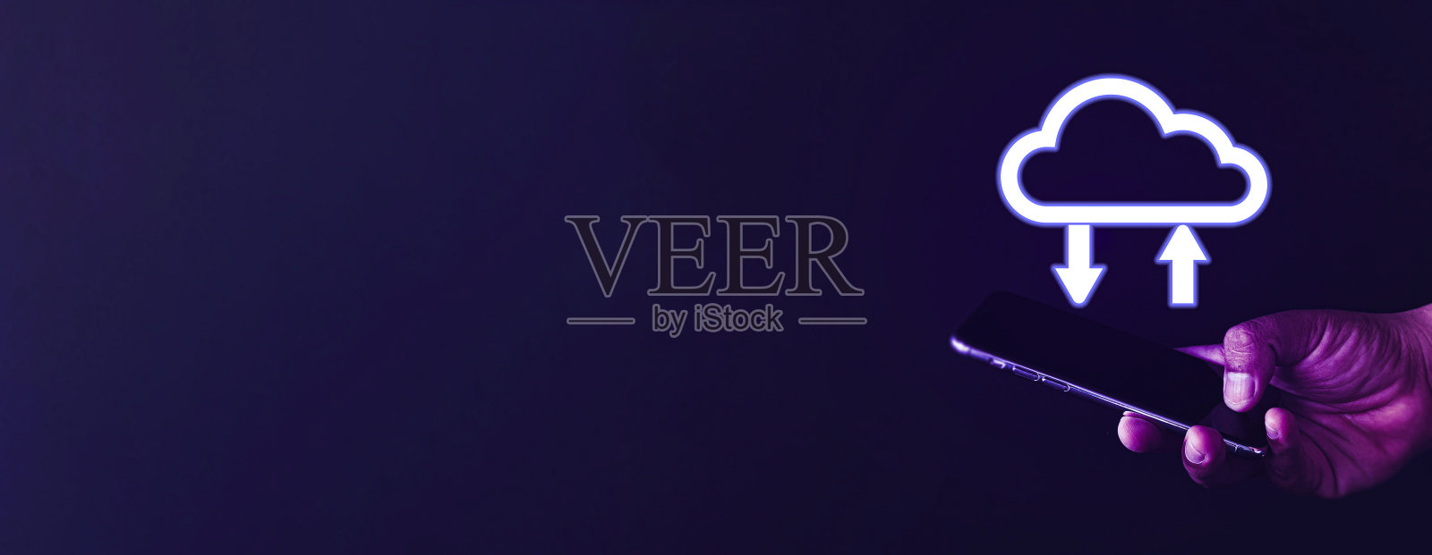 移动云计算：手持智能手机，带有数据存储、上传和下载图标，留有空白空间。照片摄影图片