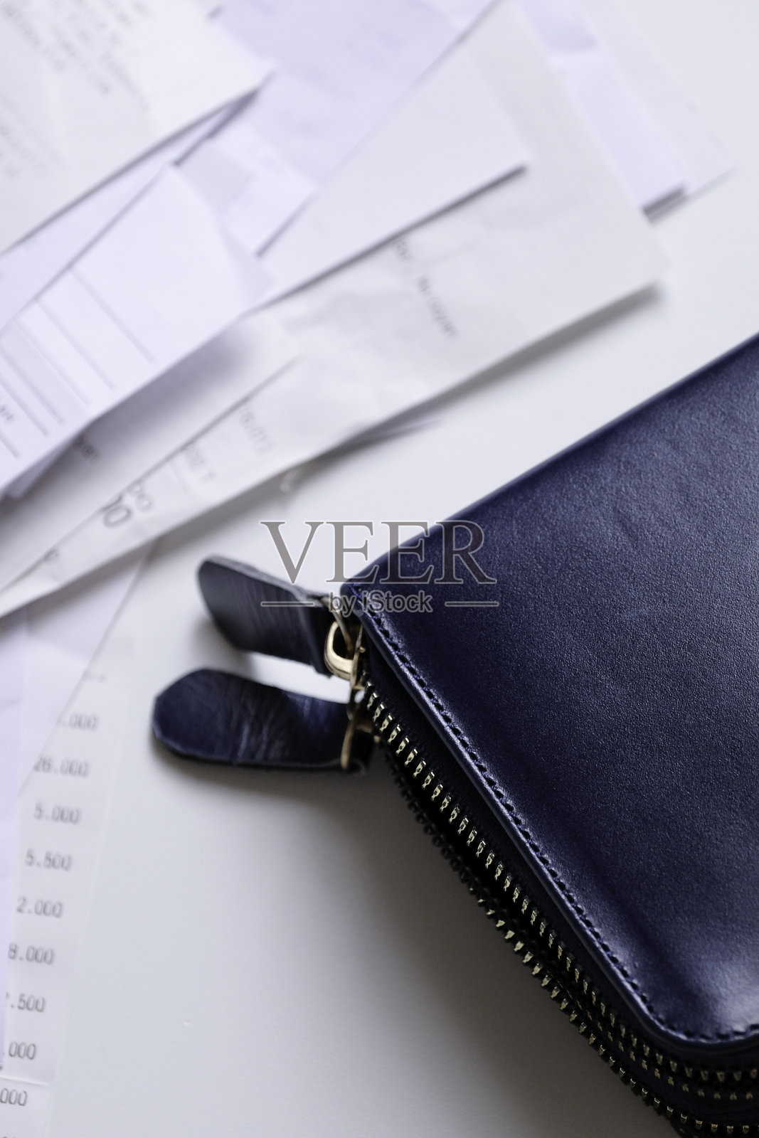 从钱包里拿出厚厚一叠付款收据照片摄影图片