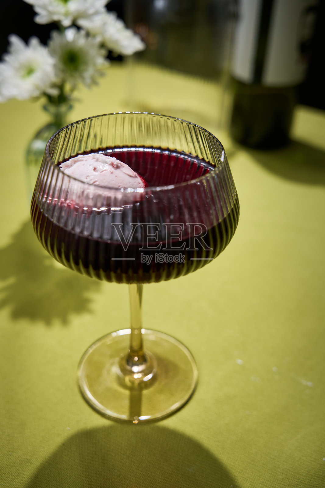 红酒冰淇淋漂浮饮品，潮流甜点饮品照片摄影图片